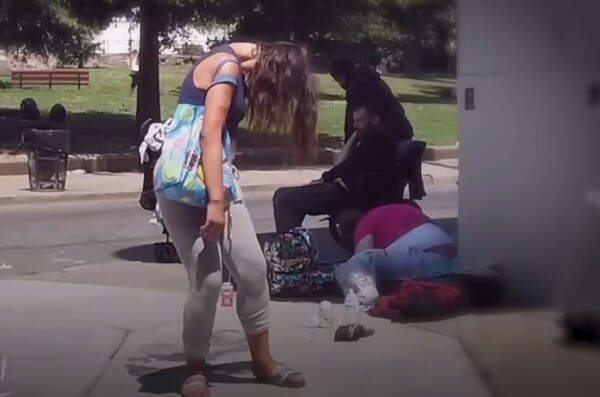 펜타닐은 미국에서 ‘좀비 마약’으로 불린다. 펜타닐에 취한 중독자들이 마치 좀비처럼 몸이 뒤틀려 멈춰 서있다. 유튜브 화면 갈무리.