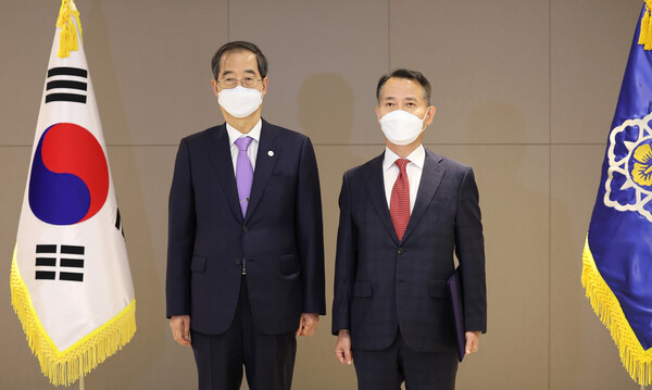 한덕수 국무총리(왼쪽)가 세종시 정부세종청사에서 열린 차관급 임명장 수여식에서 이충상 국가인권위원회 상임위원에게 임명장을 전달하고 기념사진을 찍고있다. 2022.11.15. 연합뉴스