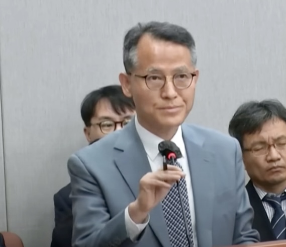 국가인권위원회 이충상 상임위원이 지난달 24일 국회 운영위원회 전체회의에 출석해 의원들 질의에 답변하고 있다. 유튜브 팩트TV뉴스 화면 캡처