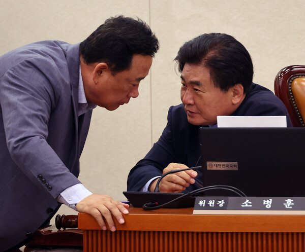 27일 국회 농림축산식품해양수산위원회 전체회의에서 소병훈 위원장과 민주당 어기구 의원이 대화하고 있다. 2023.6.27. 연합뉴스