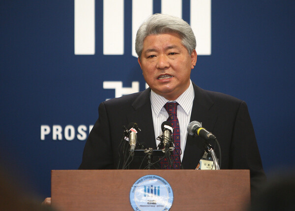 지난 2007년 12월 5일 서울 중앙지검에서 김홍일 3차장검사가 BBK 사건 수사 결과를 발표하며 이명박 한나라당 대선후보가 BBK의 실소유주가 아니라고 밝히고 있다. 2007.12.5. 연합뉴스