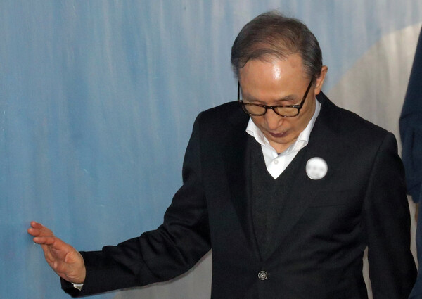 다스 자금을 횡령하고 삼성 등에서 뇌물을 받은 혐의로 2018년 4월 구속기소됐던 이명박 전 대통령이 2019년 1월 23일 서울 서초구 서울고등법원에서 열리는 속행공판에 출석하고 있다. 2019.1.23. 연합뉴스