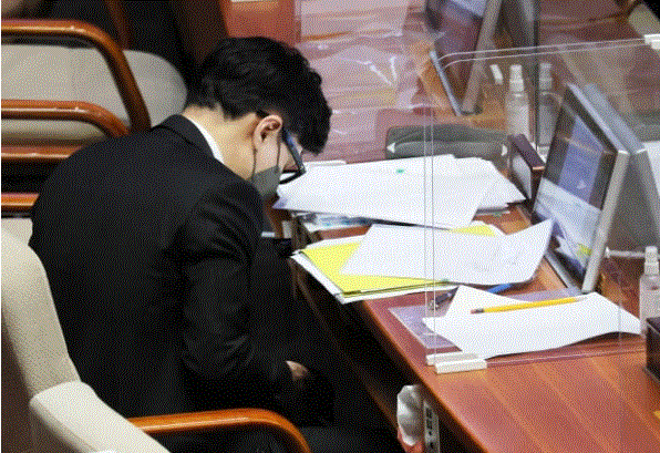 한동훈 법무부 장관이 지난 2022년 7월 27일 국회에서 열린 대정부질문에 참석, 휴대폰을 보이지 않게 상체를 비스듬히 숙이고 있다. 하루전인 26일 당시 권성동 원내대표가 윤석열 대통령과 주고받은 텔레그램 메시지가 국회 사진기자단에 찍히면서 논란이 된 것을 의식한 것 아니냐는 얘기가 나왔다. 연합뉴스