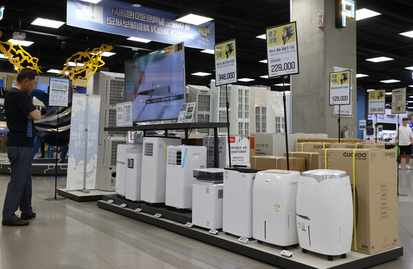 한국은행의 소비자동향 조사 결과, 6월 소비자심리지수는 100.7로 13개월 만에 낙관적으로 전환됐다. 사진은 서울 시내 한 대형 마트의 가전 매장. 2023. 6. 26. 연합뉴스