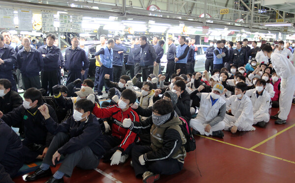 지난 2010년 11월 17일 현대자동차 비정규직 근로자들이 울산 3공장을 점거한 채 파업 농성을 벌이고 있다. 주변에 관리직 직원들이 생산라인을 지키고 있다. 2023.6.15 연합뉴스 자료사진