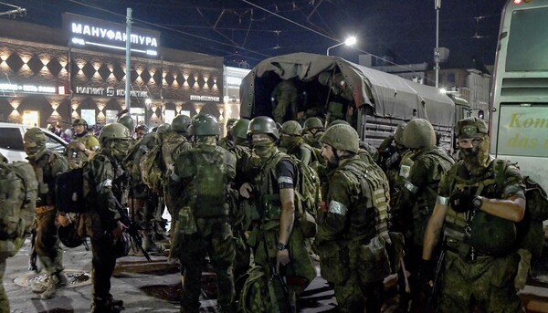 러시아 군 수뇌부를 겨냥해 무장반란을 일으킨 러시아 바그너 그룹 용병들이 24일(현지시간) 점령 중이던 남부 로스토프나도누에서 철수 준비를 하고 있다.  2023.06.25. [EPA=연합뉴스]