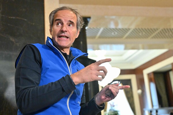 라파엘 그로시 국제원자력기구(IAEA) 사무총장이 13일(현지시각) 우크라이나 엔너호다시(市)에 위치한 자포리자 원전으로 향하기 전 키이우에서 인터뷰하고 있다. 유럽 최대 원전인 자포리자 원전은 카호우카 댐에서 끌어오는 물로 원자로를 냉각해왔으나 지난 6일 카호우카 댐이 파괴되면서 냉각수 고갈 위기에 처했다. 2023.06.14. AFP 연합뉴스