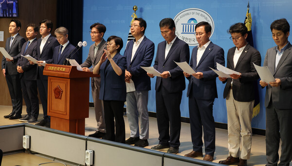 민주당 이용선 등 문재인 정부 청와대 출신 의원들이 29일 국회에서 윤석열 대통령의 '반국가세력' 발언 규탄 기자회견을 하고 있다. 2023.6.29. 연합뉴스