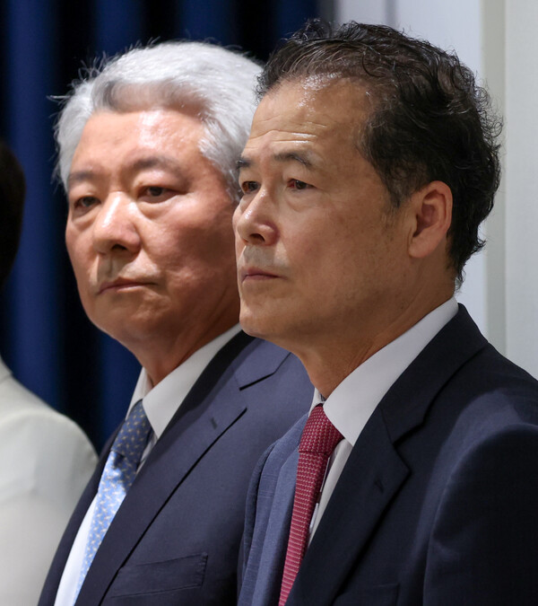 김영호 통일부 장관 후보자(오른쪽)와 김홍일 국민권익위원장 내정자가 29일 서울 용산 대통령실 청사에서 김대기 대통령 비서실장의 장차관 인선발표 브리핑에 배석하고 있다. 2023.6.29. 연합뉴스