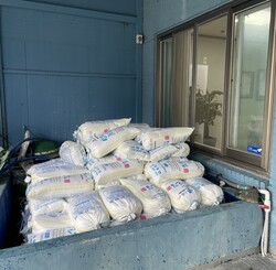 식당 수족관에 쌓여있는 소금. 현지 식당들도 소금을 사재기하고 있다. 시민언론 민들레.