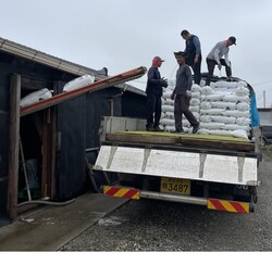 컨베이어 벨트로 트럭에 실리는 소금. 시민언론 민들레.
