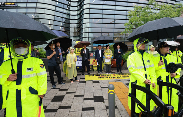 일본 후쿠시마 원전 오염수 방류 저지를 위한 단식 농성 중인 정의당 이정미 대표가 29일 서울 종로구 주한 일본대사관 앞에서 배진교 원내대표 등과 함께 상무집행위원회 기자회견을 준비하고 있다. 경찰이 일본대사관 앞에서 경비를 서고 있다. 2023.6.29. 연합뉴스