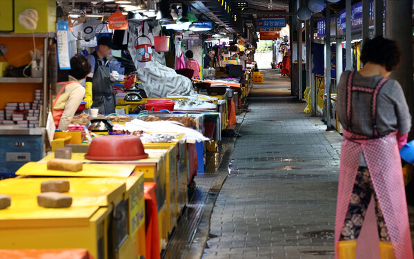 후쿠시마 원전 오염수 방류가 임박한 27일 인천 남동구 소래포구종합어시장이 비교적 한산한 모습을 보이고 있다. 일본 원자력규제위원회는 오염수를 방류하기 전에 설비를 최종적으로 확인하는 검사를 오는 28일 시작할 방침이다. 2023.6.27. 연합뉴스