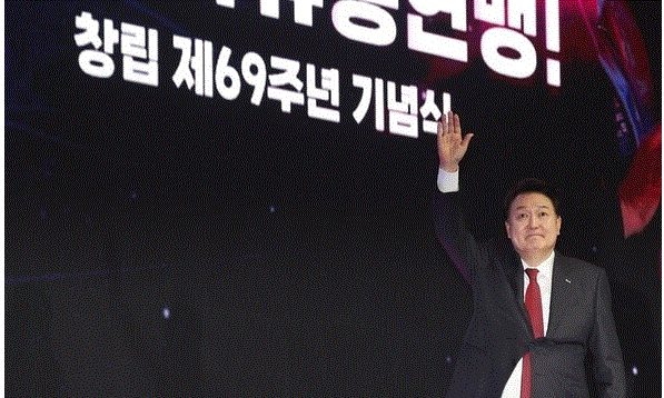 윤석열 대통령이 지난 28일 서울 중구 장충체육관에서 열린 한국자유총연맹 창립 제69주년 기념식에서 축사를 마친 뒤 참석자들에 손을 들어보이고 있다. 연합뉴스