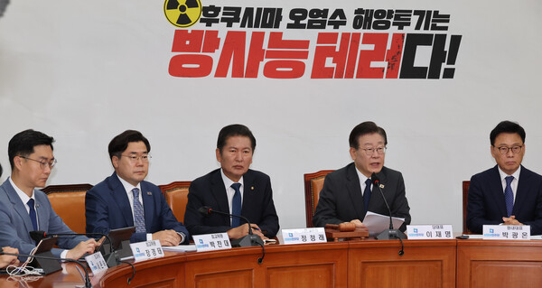 민주당 이재명 대표가 16일 국회 당 사무실에서 열린 최고위원회의에서 발언하고 있다. 맨 왼쪽은 장경태 의원. 2023.6.16. 연합뉴스