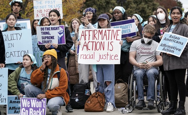 미국의 소수인종 우대 입학정책 찬성 시위.  AP 연합뉴스