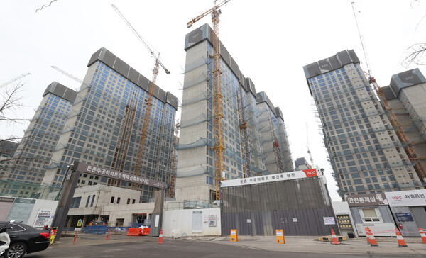 국토교통부가 30일 발표한 '5월 주택통계'에 따르면 5월말 기준 전국 미분양 주택은 전달보다 3.5% 감소했다. 사진은 올해 초 미분양 사태를 빚었던 서울 강동구 둔촌주공(올림픽파크 포레온) 아파트 재건축 현장. 2023.2.13. 연합뉴스