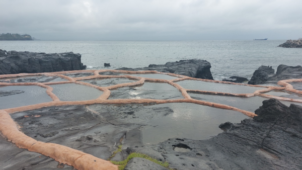 제주시 애월읍 구엄리 해안가 암반 위에 복원된 ‘돌염전’. © 이봉수 