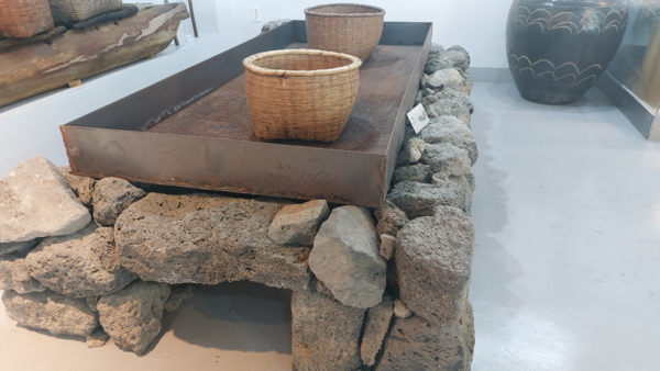 철판 위에 소금물을 넣고 아궁이로 불을 때면 ‘구운 소금’이 된다. © 이봉수  