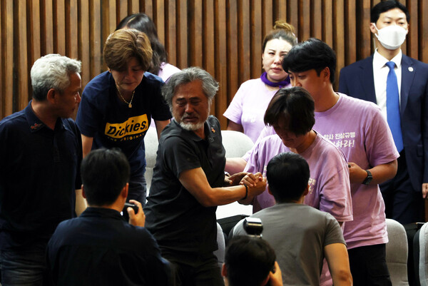 30일 국회 본회의에서 이태원참사 특별법 신속처리안건 지정 후 유가족들이 눈물을 흘리며 퇴장하고 있다. 2023.6.30. 연합뉴스