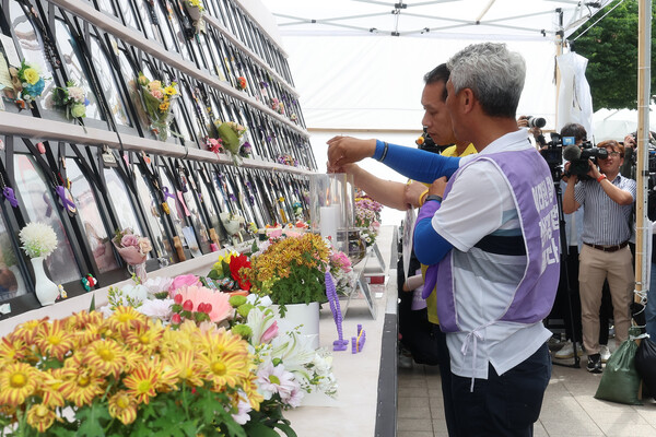 28일 오전 서울 중구 서울광장에 마련된 분향소에서 열린 10.29 이태원 참사 관련 야4당과 함께하는 진실행진 기자회견에서 참석자들이 대표 분향하고 있다. 2023.6.28. 연합뉴스