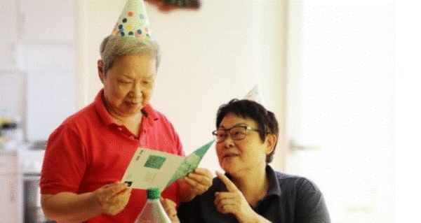 '두 사람'은 독일에서 간호사로 일했던 두 여성이 노년이 될 때까지 사랑해온 이야기를 담은 퀴어 영화다.