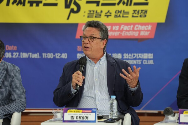 지난 6월27일 한국언론진흥재단 주최 토론회에 참석해 발언하는 빌 아데어(Bill Adair) 교수. (한국언론진흥재단 제공)