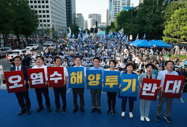 이재명 대표(왼쪽 네 번째부터)와 박광온 원내대표 등 더불어민주당 지도부가 1일 오후 서울 중구 숭례문 일대에서 열린 '일본 후쿠시마 원전 오염수 해양투기 규탄 범국민대회'에서 손팻말을 든 채 무대에서 상징의식을 펼치고 있다. 2023.7.1. 연합뉴스