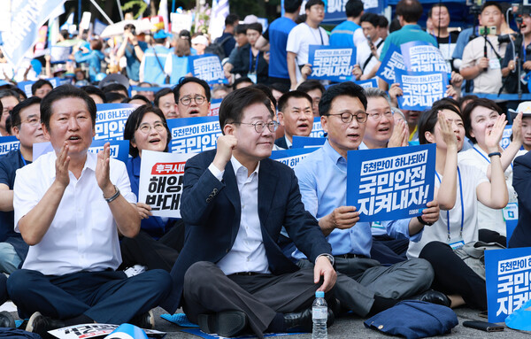 이재명 대표, 박광온 원내대표 등 더불어민주당 의원들이 1일 오후 서울 중구 숭례문 일대에서 열린 '일본 후쿠시마 원전 오염수 해양투기 규탄 범국민대회'에 참석해 팻말을 들고 박수를 치고 있다. 2023.7.1. 연합뉴스