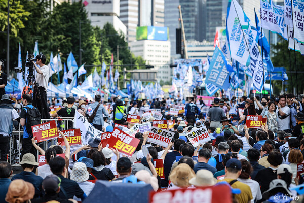1일 오후 서울 중구 숭례문 일대에서 열린 더불어민주당의 '일본 후쿠시마 원전 오염수 해양투기 규탄 범국민대회'와 46차 촛불대행진에 참가한 시민들의 모습. 2023.7.1. 사진 이호 작가