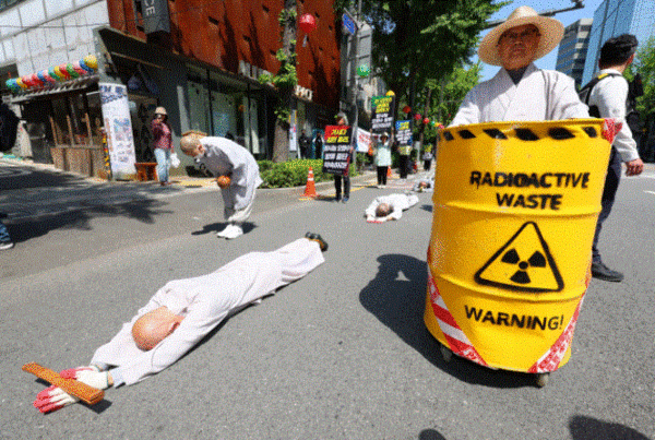 대한불교조계종 사회노동위원회 스님들이 지난 5월 8일 후쿠시마 방사능 오염수 방류 중단을 촉구하며 서울 종로구 조계사에서 광화문을 돌아 일본대사관을 향해 오체투지를 하고 있다. 연합뉴스