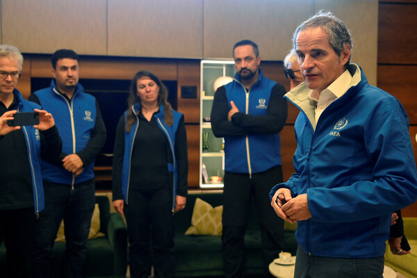 라파엘 그로시 국제원자력기구(IAEA) 사무총장(오른쪽에서 첫 번째)이 12일(현지시각) 우크라이나 자포리자 원전발전소로 향하기 전 오스트리아 국제 공항에서 이야기를 나누고 있다. 유럽 최대 원전인 자포리자 원전은 카호우카 댐에서 끌어오는 물로 원자로를 냉각해왔으나 지난 6일 카호우카 댐 파괴로 차질이 우려되는 상황이다. 2023.06.13. 로이터 연합뉴스