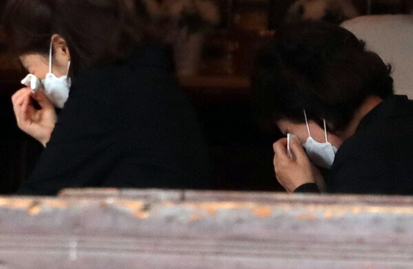 고 박원순 전 서울시장 1주기 추모제가 열린 종로구 조계사에 부인 강난희 씨(오른쪽)가 참석하고 있다. 전날 박 전 시장의 유족은 1주기 추모제를 가족들끼리만 지내겠다고 밝혔다. 2021.7.9. 연합뉴스