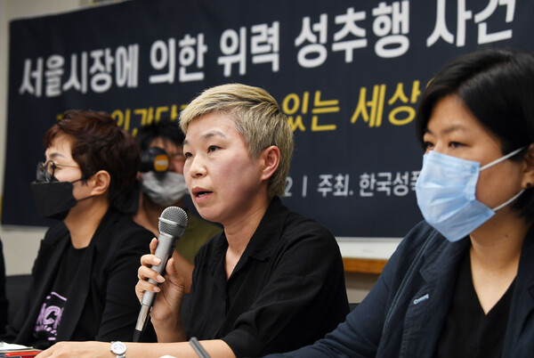 김재련 법무법인 온-세상 대표변호사가 13일 서울 은평구 한국여성의전화 교육관에서 열린 '서울시장에 의한 위력 성추행 사건 기자회견'에서 발언하고 있다. 2020.7.13. 연합뉴스