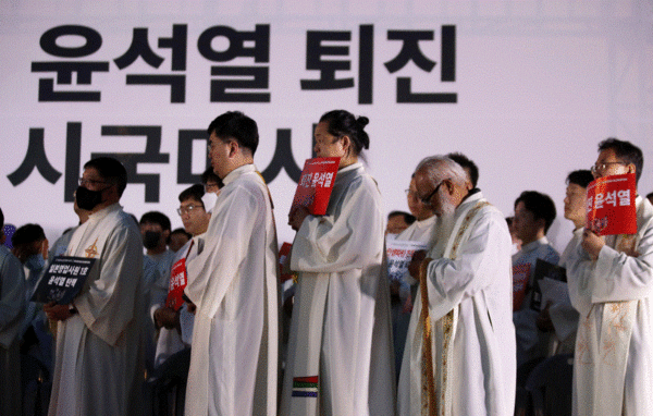 천주교정의구현사제단이 지난 5월 광주 5·18민주광장에서 열린 ‘친일매국 검찰독재 윤석열 퇴진과 주권회복을 위한 월요 시국 기도회’를 열고 있다. 연합뉴스