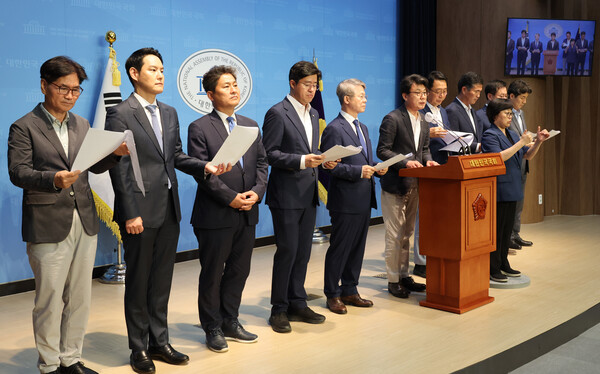 문재인 정부 청와대 출신 의원들이 29일 국회에서 윤석열 대통령의 '반국가세력' 발언 규탄 기자회견을 하고 있다. 2023.6.29. 연합뉴스