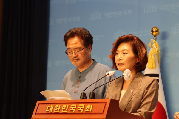 더불어민주당 양이원영 의원(오른쪽)과 우원식 의원(왼쪽)이 3일 국회 소통관에서 시민언론 민들레와 시민언론 더탐사가 보도한 일본 정부와 IAEA 공모 의혹에 대해 기자회견을 하고 있다. 2023.7.3. 양이원영 의원 홈페이지 갈무리