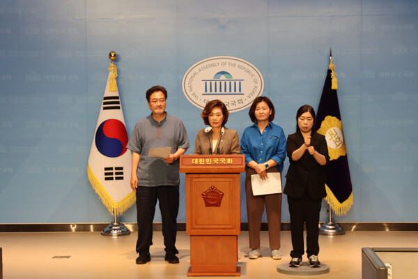 민주당 후쿠시마 원전 오염수 해양투기 저지 대책위원회가 3일 국회 소통관에서 시민언론 민들레와 시민언론 더탐사가 보도한 일본정부와 IAEA 공모 의혹에 대해 기자회견을 하고 있다. 2023.7.3. 양이원영 의원실 홈페이지 갈무리