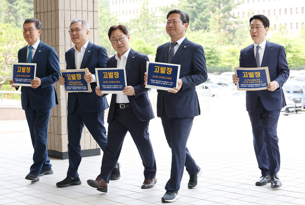 더불어민주당 검찰독재정치탄압대책위원회·감사원 정치감사 대응 TF 소속 의원들이 19일 오후 정부과천청사에서 감사원 유병호 사무총장에 대한 직권남용·국고손실을 공수처에 고발하기 위해 민원실로 향하고 있다. 2023.6.19 연합뉴스