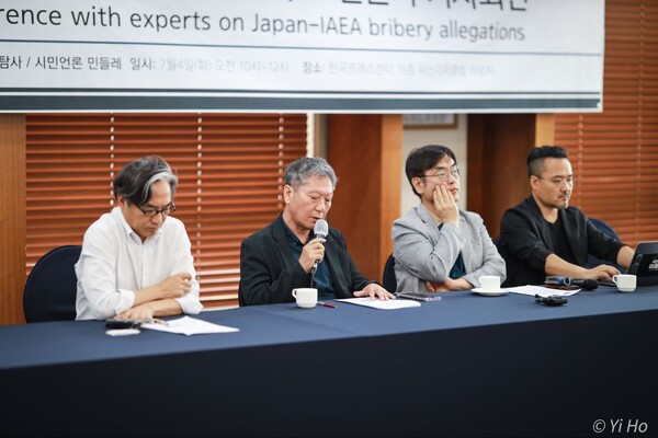 〈시민언론 민들레〉와 〈시민언론 더탐사〉는 4일 오전 10시 서울 중구 한국프레스센터 외신기자클럽 라운지에서 긴급 기자회견을 열고 일본 정부와 국제원자력기구(IAEA) 공모 의혹에 대해 전 세계 기자들이 연대할 것을 제안했다. 왼쪽부터 민들레 김성재, 한승동 에디터, 더탐사 강진구 기자, 최영민 감독. 2023.7.4. 사진 이호 작가