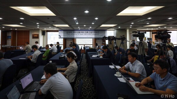 〈시민언론 민들레〉와 〈시민언론 더탐사〉는 4일 오전 10시 서울 중구 한국프레스센터 외신기자클럽 라운지에서 긴급 기자회견을 열고 일본 정부와 국제원자력기구(IAEA) 공모 의혹에 대해 전 세계 기자들이 연대할 것을 제안했다. 2023.7.4. 사진 이호 작가