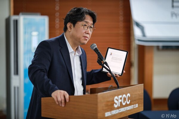 〈시민언론 민들레〉와 〈시민언론 더탐사〉이날 오전 10시 서울 중구 한국프레스센터 외신기자클럽 라운지에서 긴급 기자회견을 열고 일본 정부와 국제원자력기구(IAEA) 공모 의혹에 대해 전 세계 기자들이 연대할 것을 제안했다. 사진은 더탐사 박대용 기자가 문건을 태블릿 PC로 보여주며 설명하는 모습. 2023.7.4. 사진 이호 작가