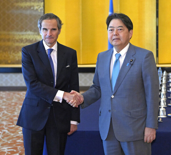 라파엘 그로시(왼쪽) 국제원자력기구(IAEA) 사무총장이 4일 도쿄 외무성 이쿠라공관에서 하야시 요시마사 일본 외무상과 회담하기 전 악수하고 있다. 그로시 사무총장은 후쿠시마 제1원전 오염수 방류 계획을 평가한 IAEA 최종 보고서를 일본 정부에 전달하기 위해 이날 일본을 방문했다. 2023.7.4. 연합뉴스