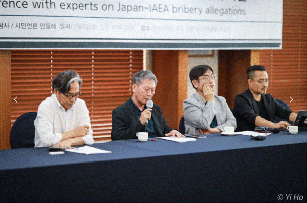 시민언론 민들레의 한승동 에디터(마이크 쥔 사람)가 기자들의 질문에 답변하고 있다. 사진=이호 작가 