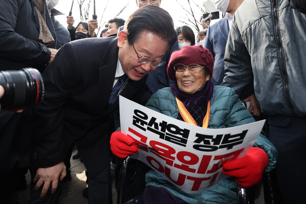 더불어민주당 이재명 대표가 1일 서울광장 동편에서 열린 '104주년 3.1절 범국민대회'에서 일본의 식민지배에 대한 사죄와 배상을 촉구하는 상징의식을 하기 전 일제 강제동원 피해자 양금덕 할머니를 위로하고 있다. 2023.3.1. 연합뉴스