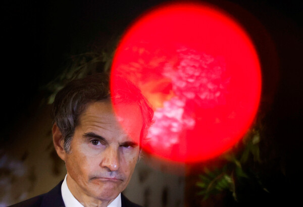 라파엘 그로시 국제원자력기구(IAEA) 사무총장이 4일 도쿄 외무성 이쿠라공관에서 기자 회견하고 있다. 하야시 요시마사 일본 외무상과 회담 후 열린 이날 기자회견에서 그로시 사무총장은 "오늘 오후 IAEA가 2년 넘게 몰두해 온 원전 처리수(오염수)에 대한 포괄적인 평가를 담은 보고서를 제출하게 돼 영광이다"고 말했다. 2023.07.04. 로이터 연합뉴스