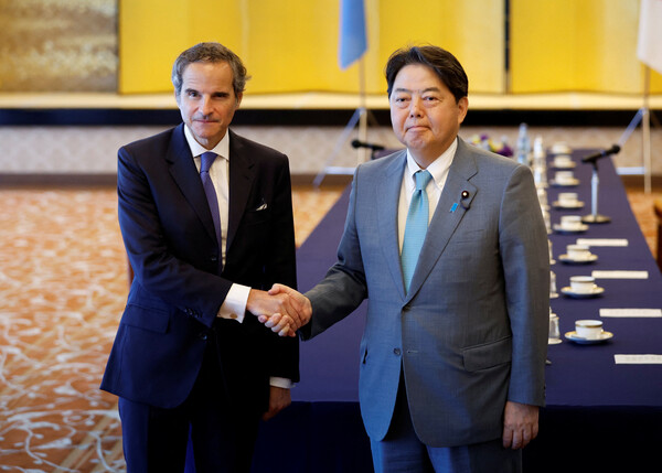  4일 일본정부에 후쿠시마 핵오염수 해양 투기에 관한 IAEA 최종보고서를 제출하기 위해 일본 도쿄에 간 라파엘 그로시 IAEA 사무총장(왼쪽)이 하야시 요시마하 일본 외상과 만났다. 2023.07.04. 로이터 연합뉴스