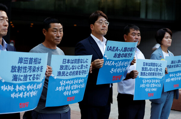 4일 라파엘 그로시 IAEA 사무총장이 도쿄의 일본프레스센터에서 후쿠시마 핵오염수 해양 투기에 관한 IAEA 최종보고서 발표와 관련한 기자회견을 열기 전에 프레스센터 앞에서 핵오염수 해양 투기에 반대하는 시위를 벌이고 있는 한국의 정치인과 어민들. 2023.07.04. 로이터 연합뉴스 