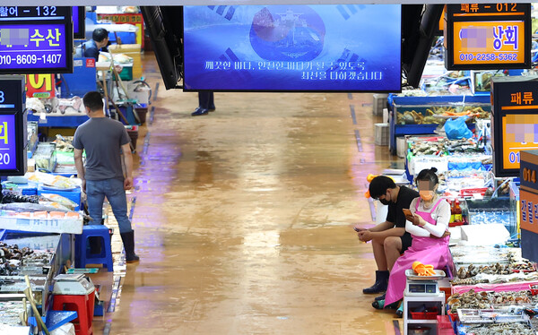 일본 정부의 후쿠시마 제1원전 오염수 해양 방류 계획에 대한 국제원자력기구(IAEA)의 최종 보고서 발표가 예정된 4일 서울 동작구 노량진 수산시장에 설치된 화면에 해양수산부가 제작한 해양방사능 측정 관련 안내 영상이 나오고 있다. 한편 라파엘 그로시 IAEA 사무총장이 7∼9일 한국을 방문해 유국희 원자력안전위원장을 만나 종합보고서 내용을 우리 측에 설명할 것으로 전해졌다. 2023.7.4. 연합뉴스