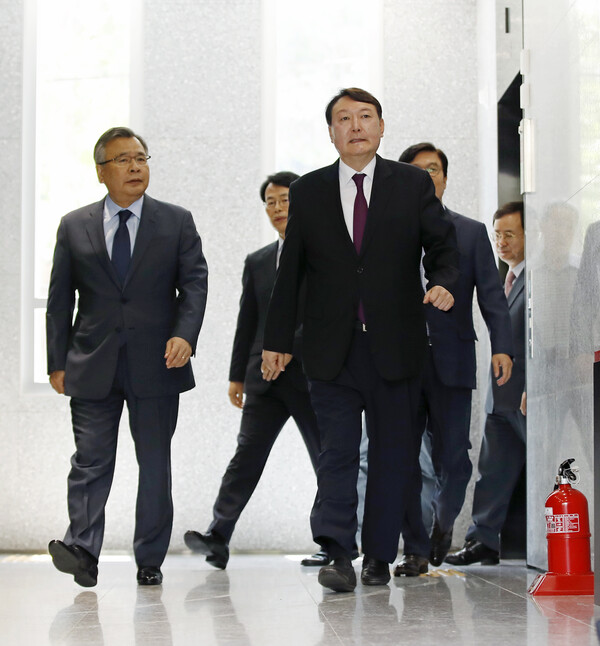 박영수 특별검사(와 윤석열 수사팀장이 서울 강남구 대치동 특검사무실로 출근하고 있다. 2017.3.9. 연합뉴스 자료사진